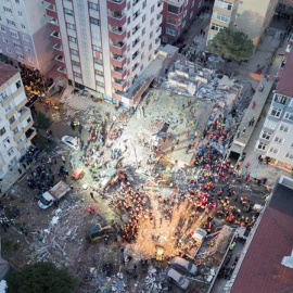 Varios efectivos de los equipos de rescate trabajan entre los escombros de un edificio derrumbado, este miércoles en Estambul (Turquía).-  EFE/ Tolga Bozoglu