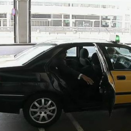 Un taxista es detenido por estafar a varios clientes en el aeropuerto de Barcelona