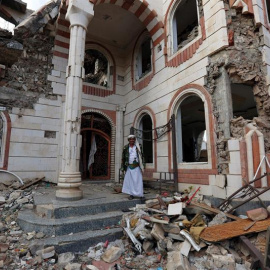 Un yemení posa junto a los escombros de un edificio destruido tras un supuesto ataque de la coalición liderada por Arabia Saudí, en Saná (Yemen), la pasada semana. EFE/ Yahya Arhab