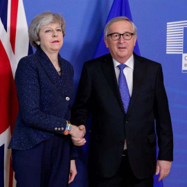 May y Juncker se saludan en Bruselas. (OLIVIER HOSLET | EFE)