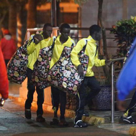 Los migrantes rescatados por Salvamento Marítimo llegan al puerto de Melilla. / EFE