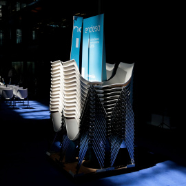 Un desplegable con el logo de Endesa sobre una pila de sillas preparadas para la junta de accionistas de la eléctrica, en su sede en Madrid. REUTERS/Andrea Comas