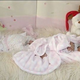 Una empresa navarra vende muñecos idénticos a bebés