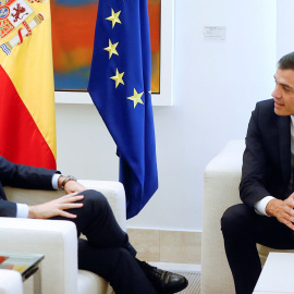 El presidente del Gobierno, Pedro Sánchez, durante el encuentro de esta tarde al nuevo líder del PP, Pablo Casado