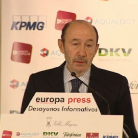 Rubalcaba: "Se ha rescatado una Caja con dinero público llena de basuras de políticos del PP"