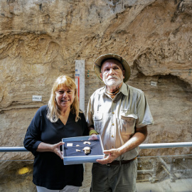 25/08/2022  Natalia Garriga Ibánez, consejera de Cultura de la Generalitat d Cataluña, y Eudald Carbonell Roura, coodirector del yacimiento de Capellades, posan juntos con los restos del cráneo de un neandertal encontrados en el yacimiento del Abric Ro