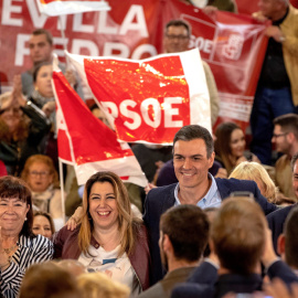 El presidente del Gobierno y secretario general del PSOE, Pedro Sánchez, junto a la líder de los socialistas andaluces, Susana Díaz, la presidenta del partido Cristina Narbona y el alcalde de Sevilla, Juan Espadas, al término del acto electoral en Sev