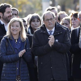 El conseller d'Interior, Miquel Buch, i l'expresidenta de l'Associació de Municipis per la Independència, Neus Lloveras, acompanyats del president de la Generalitat, Quim Torra, i el vicepresident del GovernPere Aragonès, a les portes del TSJC a punt d