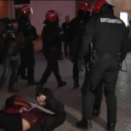 La Ertzaintza desaloja del Hospital de Cruces a los activistas contra la ley del aborto de Gallardón encerrados en su interior