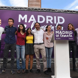 Los dirigentes de Podemos Julio Rodríguez, Íñigo Errejón, Isabel Serra, Pablo Iglesias e Irene Montero, entre otros, durante el acto "Madrid se levanta". EFE/Fernando Villar