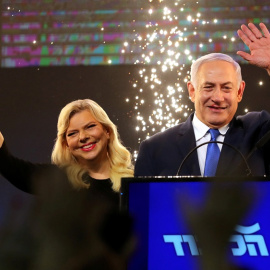 10/04/2019 - El primer ministro israelí, Benjamin Netanyahu, y su esposa Sara, celebran la victoria en las elecciones israelíes. / REUTERS - AMMAR AWAD