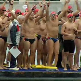 Bañistas celebran el día de Navidad con un tradicional baño en el mar