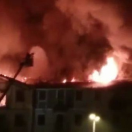 42 familias desalojadas tras tomarse las uvas a causa de un incendio en dos edifificios de Pajares