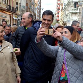 El secretario general del PSOE y presidente del Gobierno, Pedro Sánchez, se fotografía con simpatizantes durante el recorrido efectuado por las calles de Palencia antes de un acto de precampaña. EFE/A. Alvarez