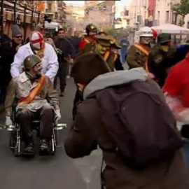 La localidad alicantina de Ibi vive la fiesta de los enfarinats