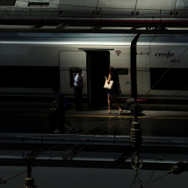 Una mujer entra en un tren AE en la estación de Atocha de Madrid. REUTERS/Susana Vera