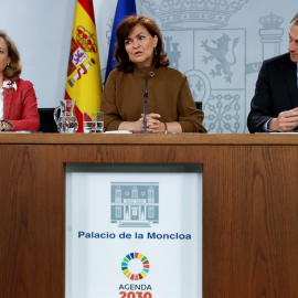 La vicepresidenta del Gobierno, Carmen Calvo, flanqueada por el ministro de Ciencia, Innovación y Universidades, Pedro Duque, y la de Economía, Nadia Calviño, en la rueda de prensa posterior a la reunión del Consejo de Ministros, en el Palacio de la M