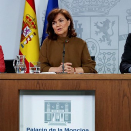 La vicepresidenta del Govern, Carmen Calvo, flanquejada pel ministre de Ciència, Innovació i Universitats, Pedro Duque, i la d'Economia, Nadia Calviño, a la roda de premsa posterior a la reunió del Consell de Ministres al Palau de la Moncloa. EFE/Chem