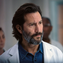 En la escena de 'The Passage', Henry Ian Cusick.
