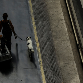 Una mujer se prepara para subir al tren en la estación madrileña de Atocha. REUTERS/Susana Vera