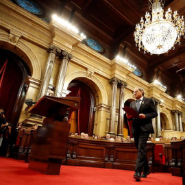 Torra dirigint-se al faristol del Parlament. EFE / Alberto Estévez.