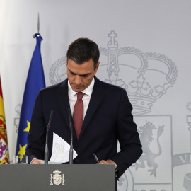 El presidente del Gobierno, Pedro Sánchez, durante la rueda de prensa que ha ofrecido en el Palacio de La Moncloa en la que ha anunciado que cambiará la ley para que sea la banca la que pague el impuestode las hipotecas.EFE/Ballesteros
