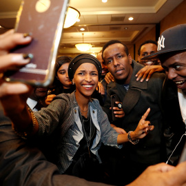 La demócrata Ilhan Omar, junto a varios seguidores tras confirmarse su victoria en Minneapolis. - REUTERS