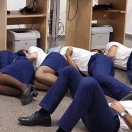 La foto que se hizo viral con la que seis empleados de Ryanair quisieron denunciar las malas condiciones laborales en la compañía aérea.(Twitter)