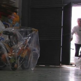 Una señora de 91 años arregla juguetes para que lo vuelvan a usar los más necesitados