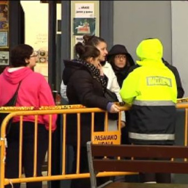 Los vecinos afectados por el incendio intentan recuperar sus pertenencias