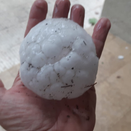 30/08/2022 - Una de les pedres que ha caigut a la tempesta de les comarques gironines.