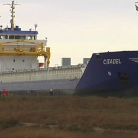  Un barco de 110 metros encalla en el río Guadalquivir por la niebla