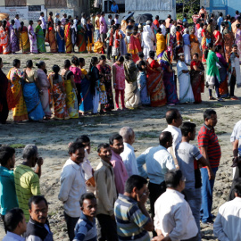 Larga cola de votantes en el exterior de un colegio electoral, en el distrito de Alipurduar en el estado oriental de Bengala Occidental (India). REUTERS / Rupak De Chowdhuri