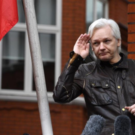 Foto de archivo del fundador de Wikileaks Julian Assange mientras atiende a la prensa desde un balcón de la Embajada de Ecuador en Londres (Reino Unido) el 19 de mayo de 2017. - EFE