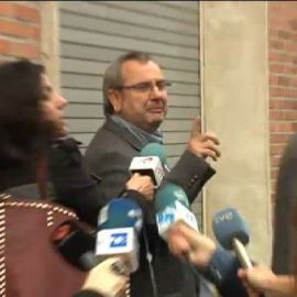 Iñaki Goioaga sale de su despacho al terminar el registro la Guardia Civil