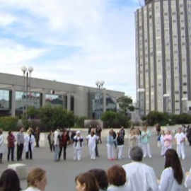 La marea blanca celebra que siga paralizado el proceso de privatización