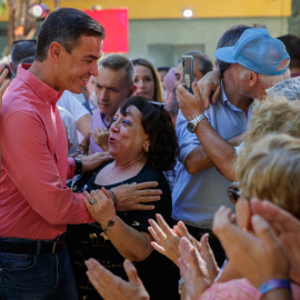 Pedro Sánchez saluda este sábado a los vecinos del sevillano barrio de Pino Montano.