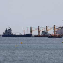 El buque OS35, varado al este de Gibraltar tras la colisión que sufrió el pasado lunes.