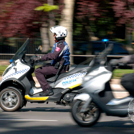 Un agente de la Policia Municipal patrullando en moto por Madrid. Foto Ayuntamiento de Madrid