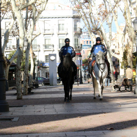 Agentes del Escuadrón de la Policía Municipal patrullan por Vallecas. Foto Ayuntamiento de Madrid