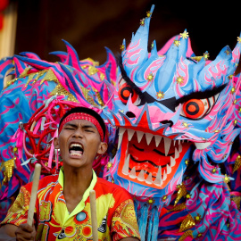 Varias personas participan en una danza con motivo del Nuevo Año Lunar en el barrio chino de Bangkok (Tailandia) | EFE/Diego Azubel