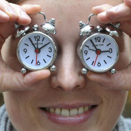 Imagen de archivo de una mujer con dos relojes con el cambio de hora. EFE/Andras Gebert