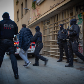 Imagen de archivo de los Mossos llevándose detenido a un hombre durante la operación contra el yihadismo en el centro de Barcelona, a 15 de enero de 2019.