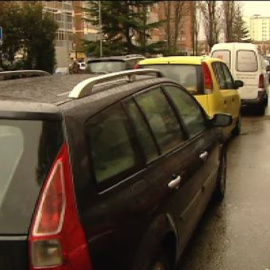 Coches en doble y triple fila en el barrio de Gamonal