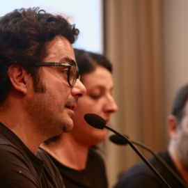 L'alcalde de Riace (Itàlia), Domenico Lucano, durant la conferència organitzada per Municilab sobre el llibre "Utopía de la normalidad. Riace, el modelo de acogida de Domenico Lucano" (Icària 2018), on s'explica el model d'acollida per a persones nouv