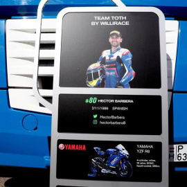 Autobús del equipo Toth con la imagen de Héctor Barberá en el circuito de Alcañiz (Teruel). (JAVIER CEBOLLADA | EFE)