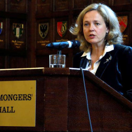 La ministra de Economía de España, Nadia Calviño, durante su intervención en una conferencia organizada por la Cámara de Comercio de España en Londres. (MARÍA EUGENIA FRANCISCO | EFE)