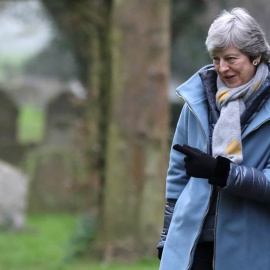 Theresa May posa ante la prensa al salir de misa. (SIMON DAWSON | EFE)