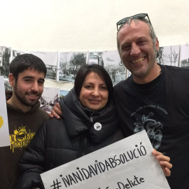 L'activista David carmona i el conseller de districte Sant Andreu per la CUP, Iván Altimira, durant la presentació del grup de suport Absolució Ivan i David.