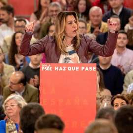 La líder de los socialistas andaluces, Susana Díaz, durante su intervención en el acto electoral que su partido celebra hoy en Sevilla junto al presidente del Gobierno y secretario general del PSOE, Pedro Sánchez. EFE/Julio Muñoz